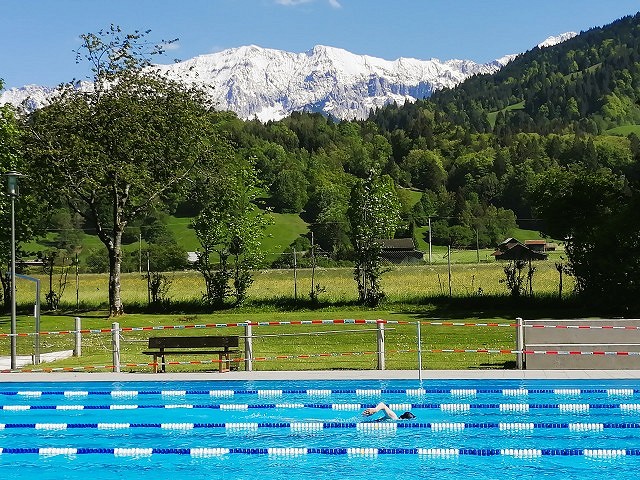 Schwimmen im Wasserbecken und trotzdem mitten in der Natur